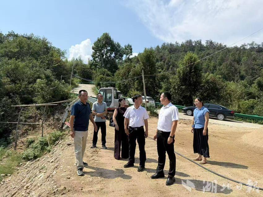 深入开展“五访五看”走访活动 用心用情筑牢防返贫堤坝