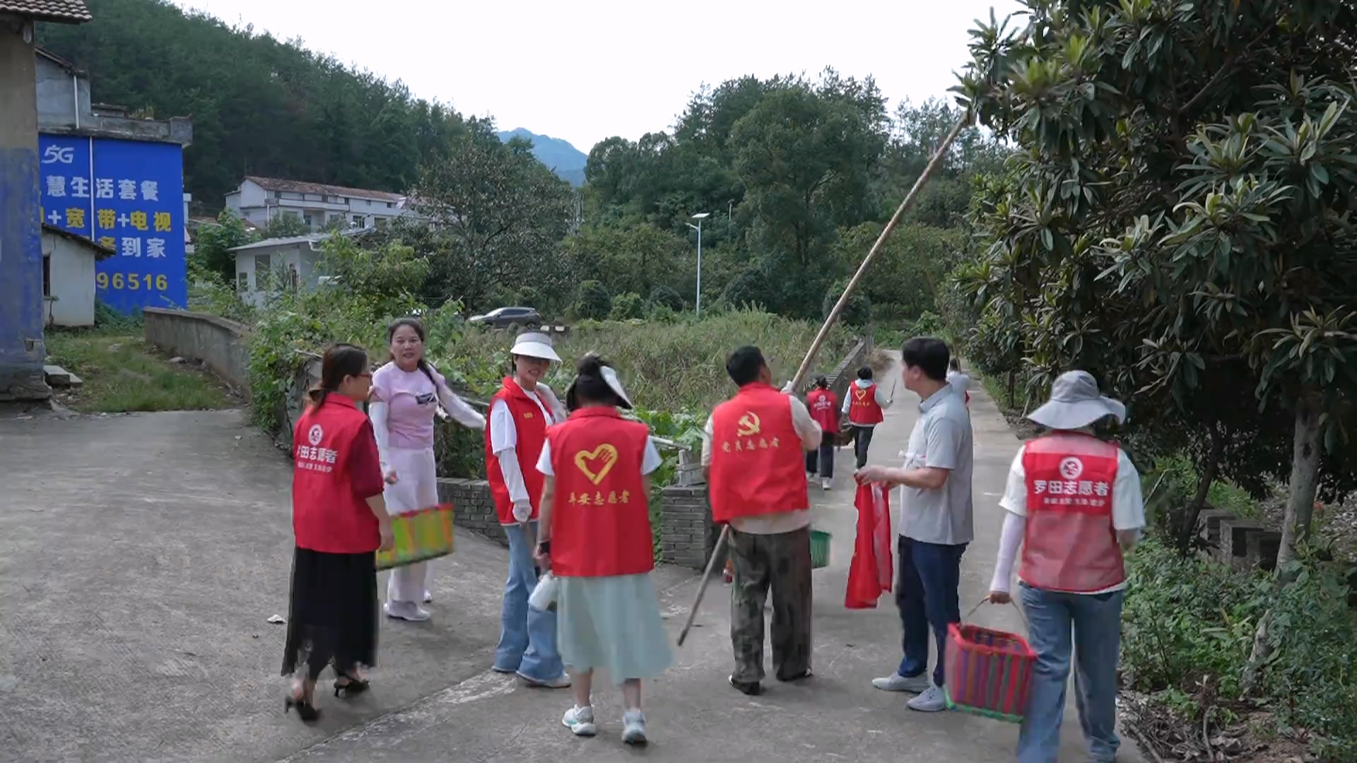 大崎镇：00后干部田间助农 板栗园里砺初心
