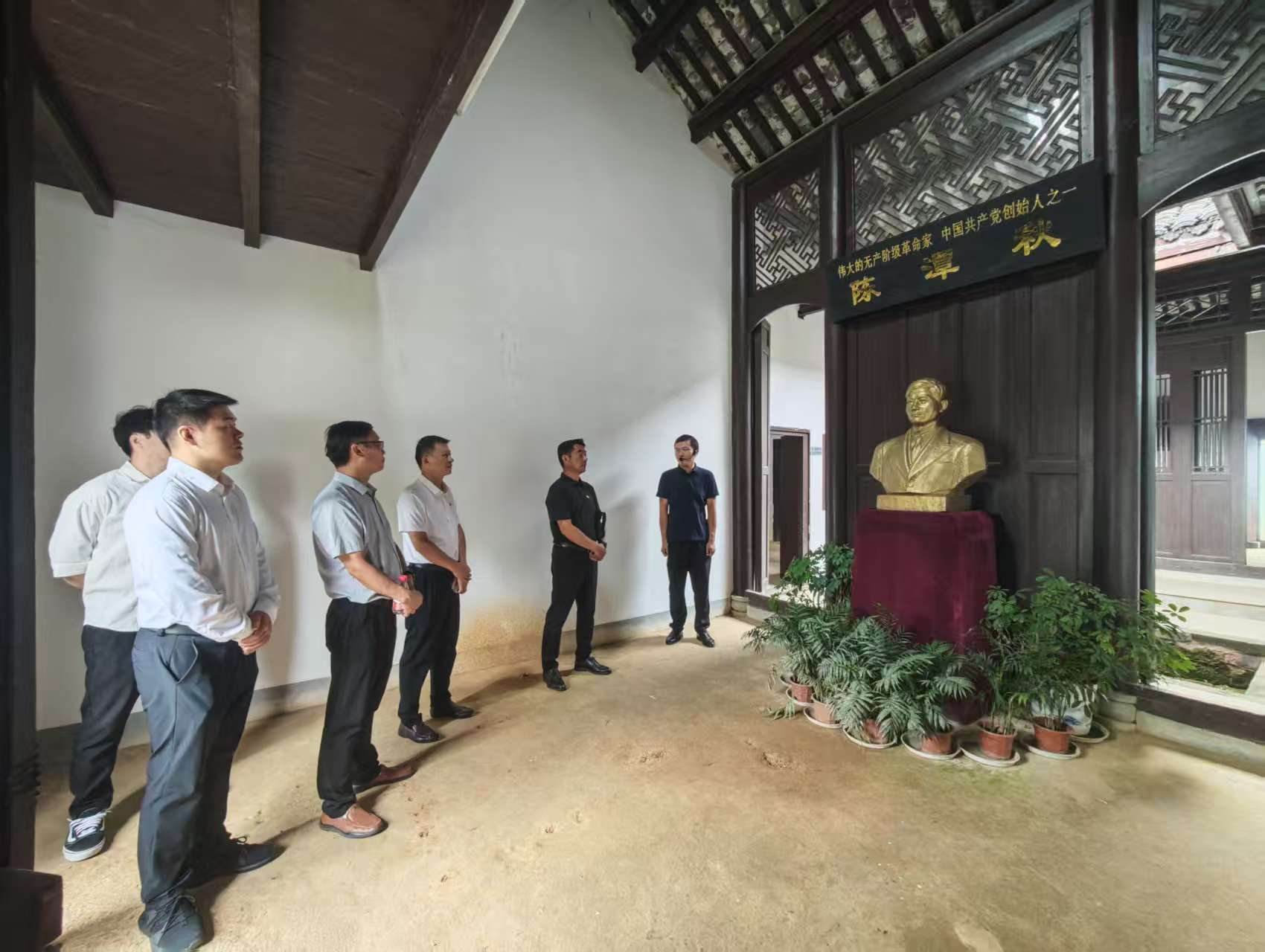 县公共资源交易中心开展廉政教育活动 走进陈潭秋故居