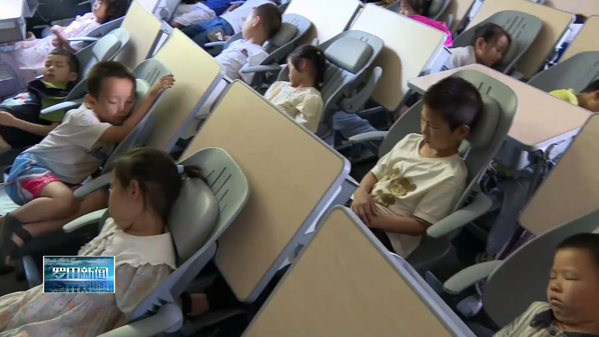 可躺式课桌椅让孩子们午休变“躺睡”