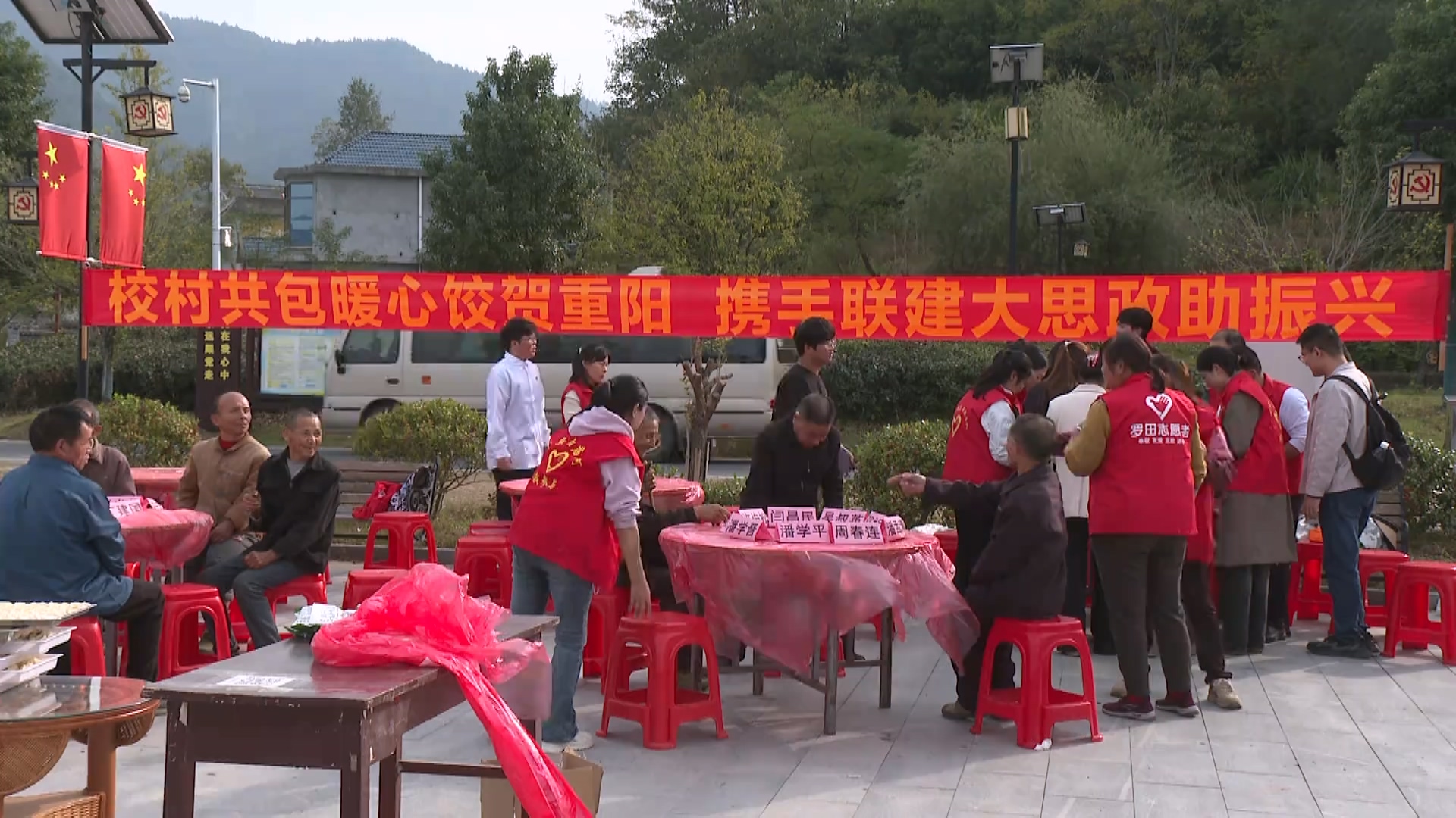 武汉生物工程学院到付家庙村开展重阳敬老活动