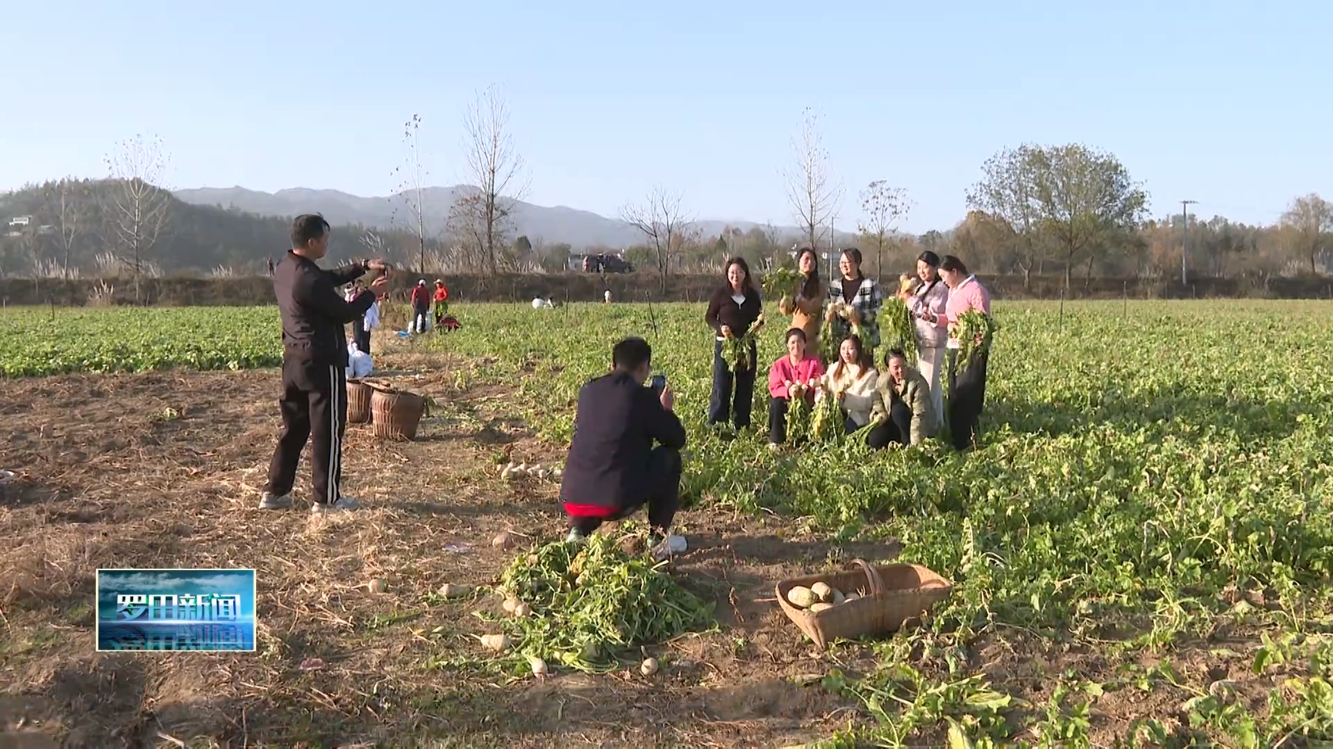 罗田县农业农村局：田间直播“实战” 电商学员带货助农出山