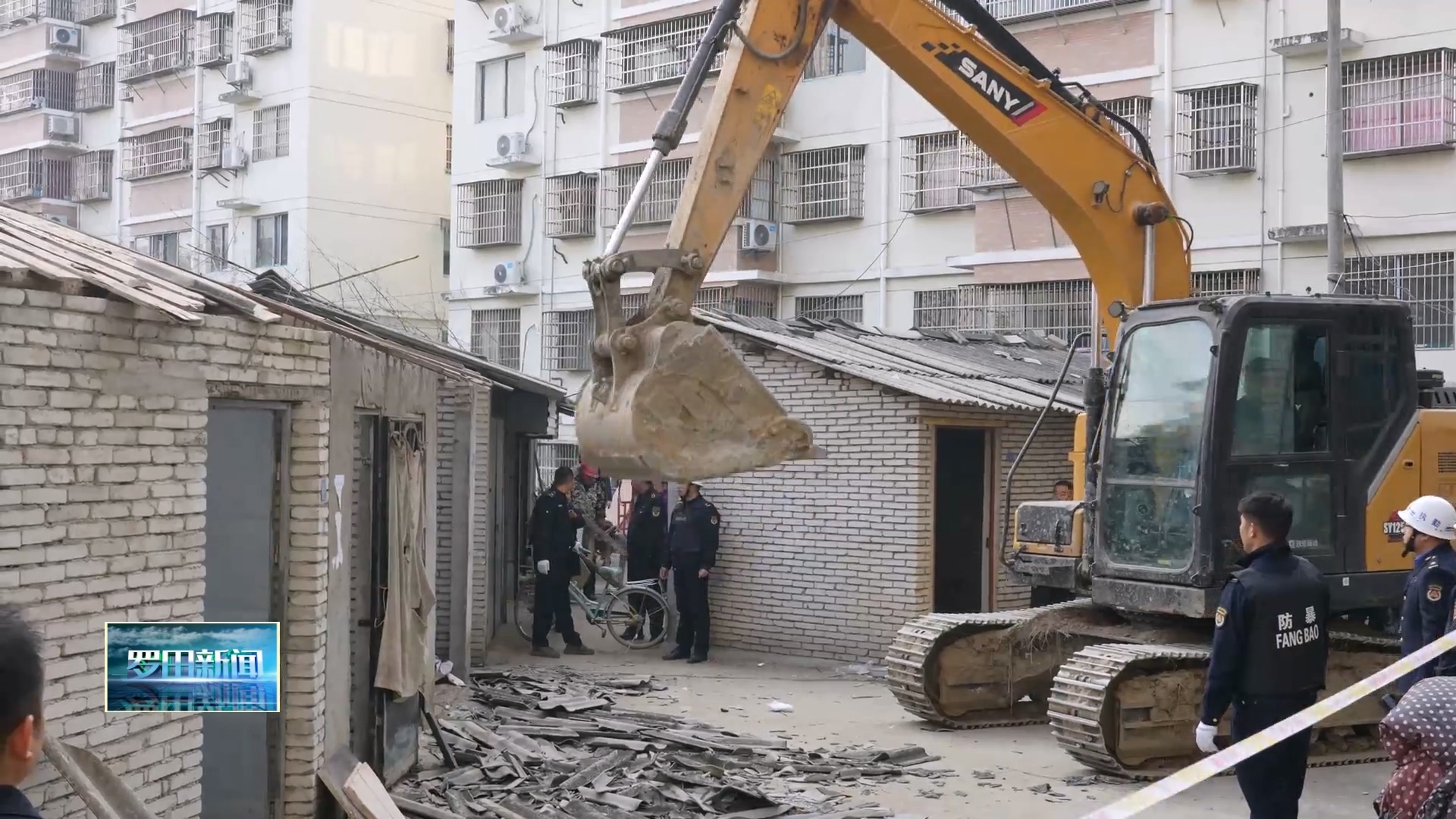 罗田县依法拆除31处违法建筑  改善小区生活环境