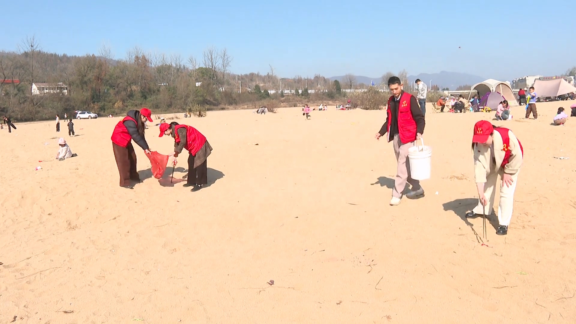 县农业农村局开展清理河道垃圾美化河岸环境志愿服务活动