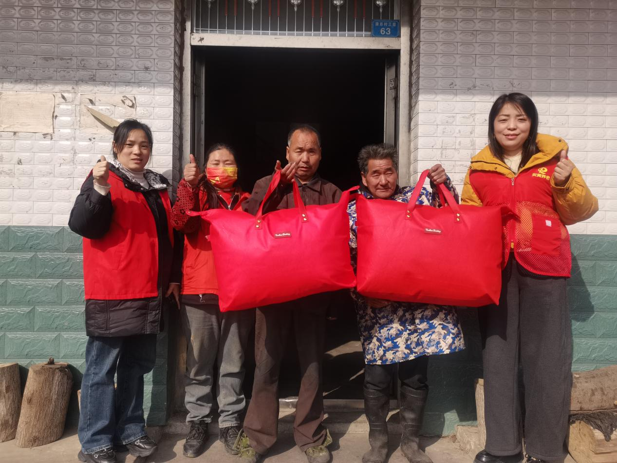 寒冬送温暖 关爱暖人心 ——炎黄养老开展特困老人帮扶慰问活动