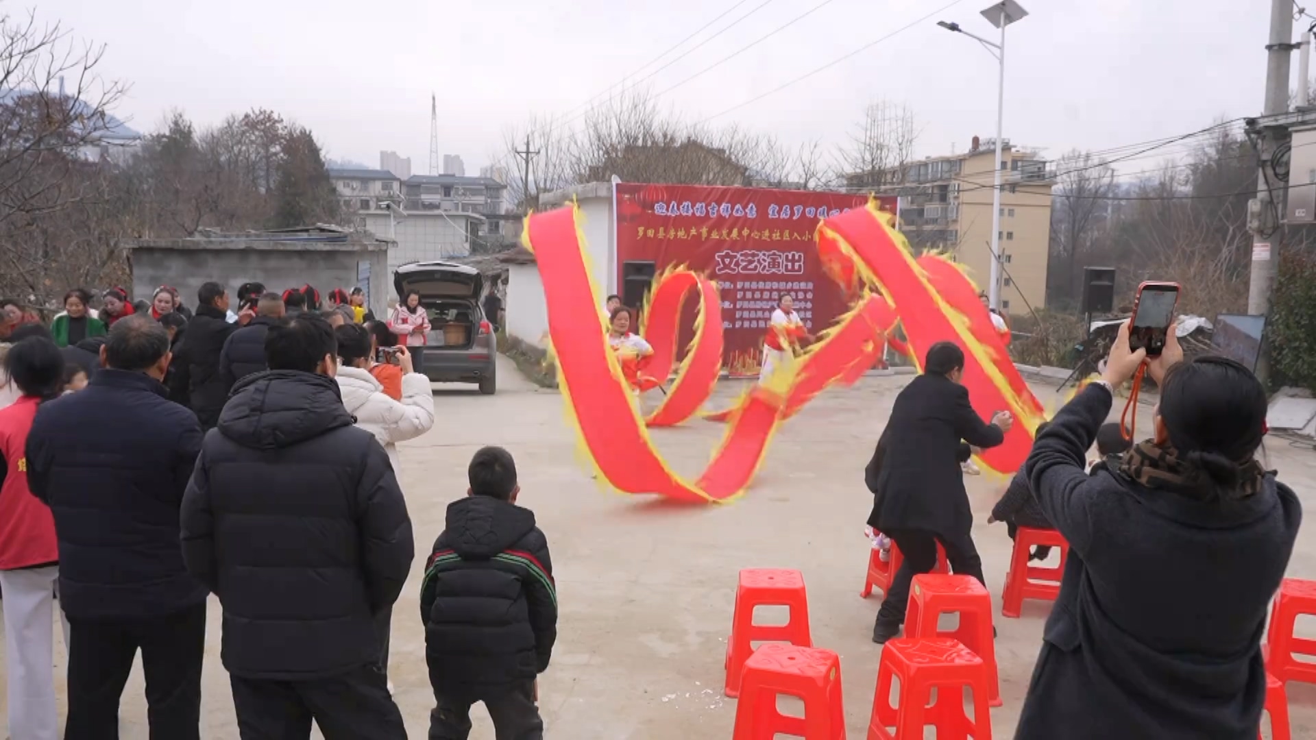 县房地产事业发展中心开展 “进社区入小区”置业购房宣传活动