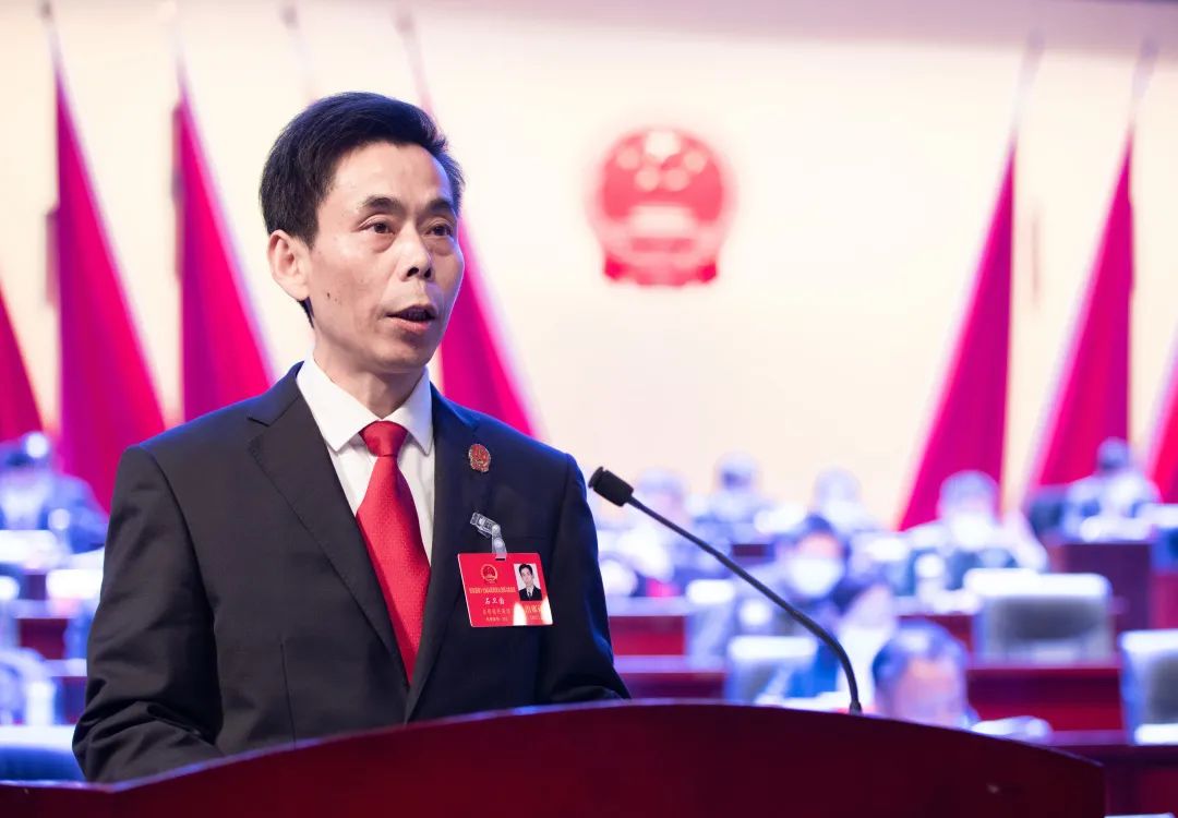 大会听取了县人民法院院长石卫国作的红安县人民法院工作报告,县人民