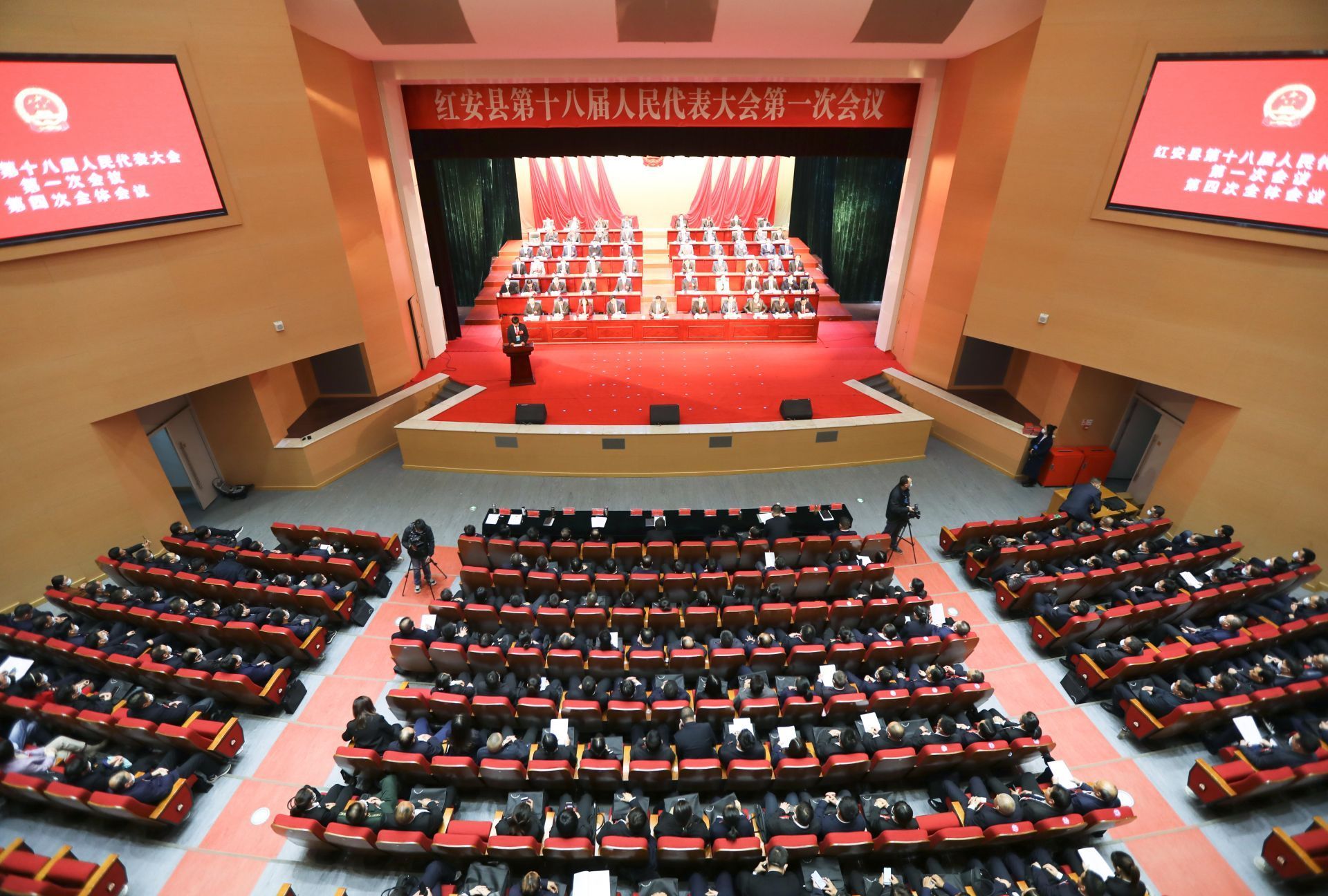 红安县委书记刘堂军主持大会并讲话向宪法宣誓新当选的县人民政府县长