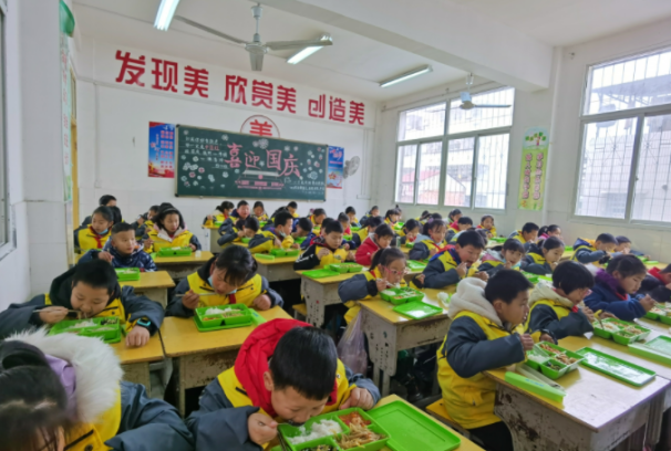 天津小学配餐图片