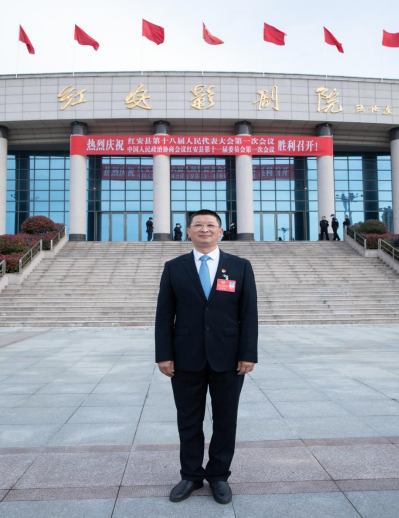 红土地上唱红歌记红安县首家传统教育服务中心主任杨建文