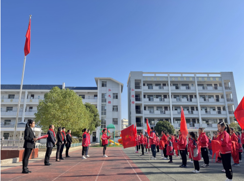 红安县虎门小学组织庆祝建队73周年暨新队员入队仪式