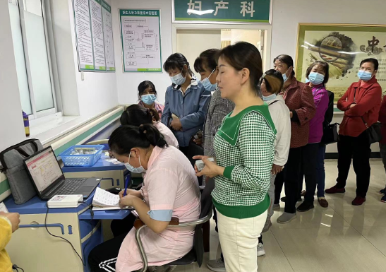 医护人员对年龄在35-64周岁的城乡已婚育龄妇女开展"宫颈癌"免费检查