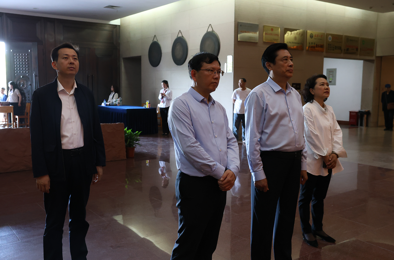 原文化部副部长、中国剧协顾问董伟到红安观看《蓝衣先生》并调研
