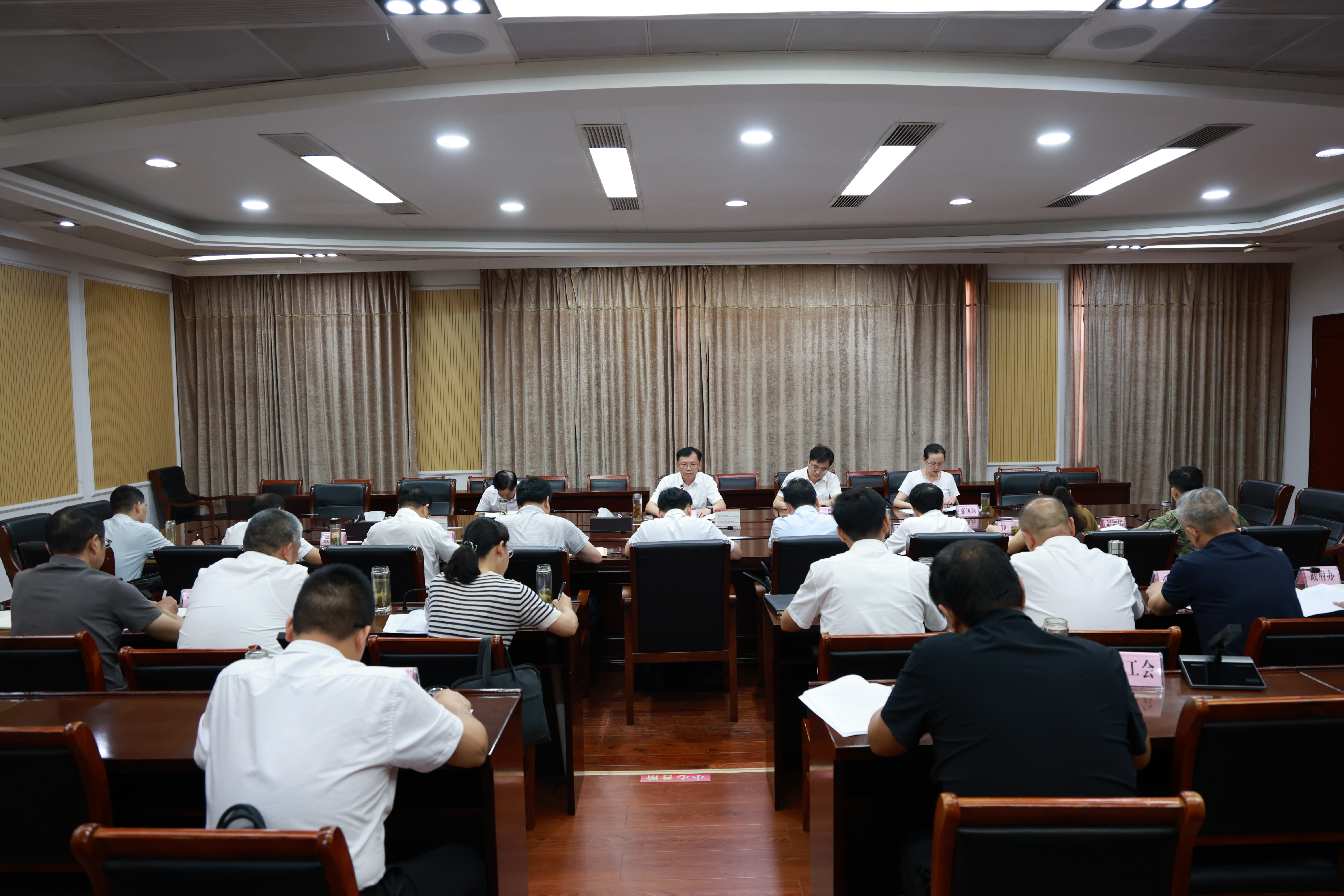 胡广主持县委理论学习中心组2025年第10次集中学习
