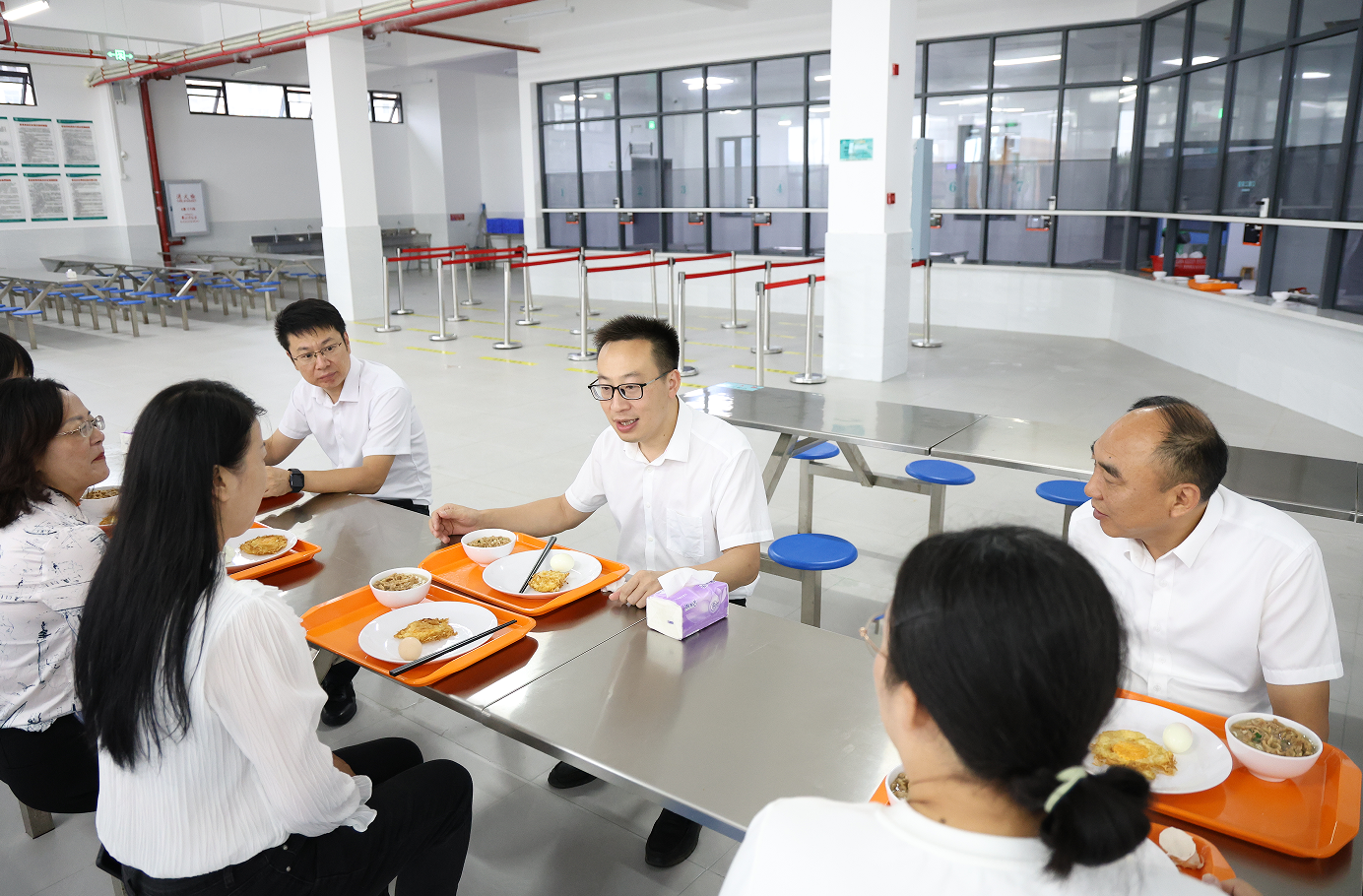 一大早,红安县委副书记,代县长钟林来到红安县龙泉小学三小校区,看望