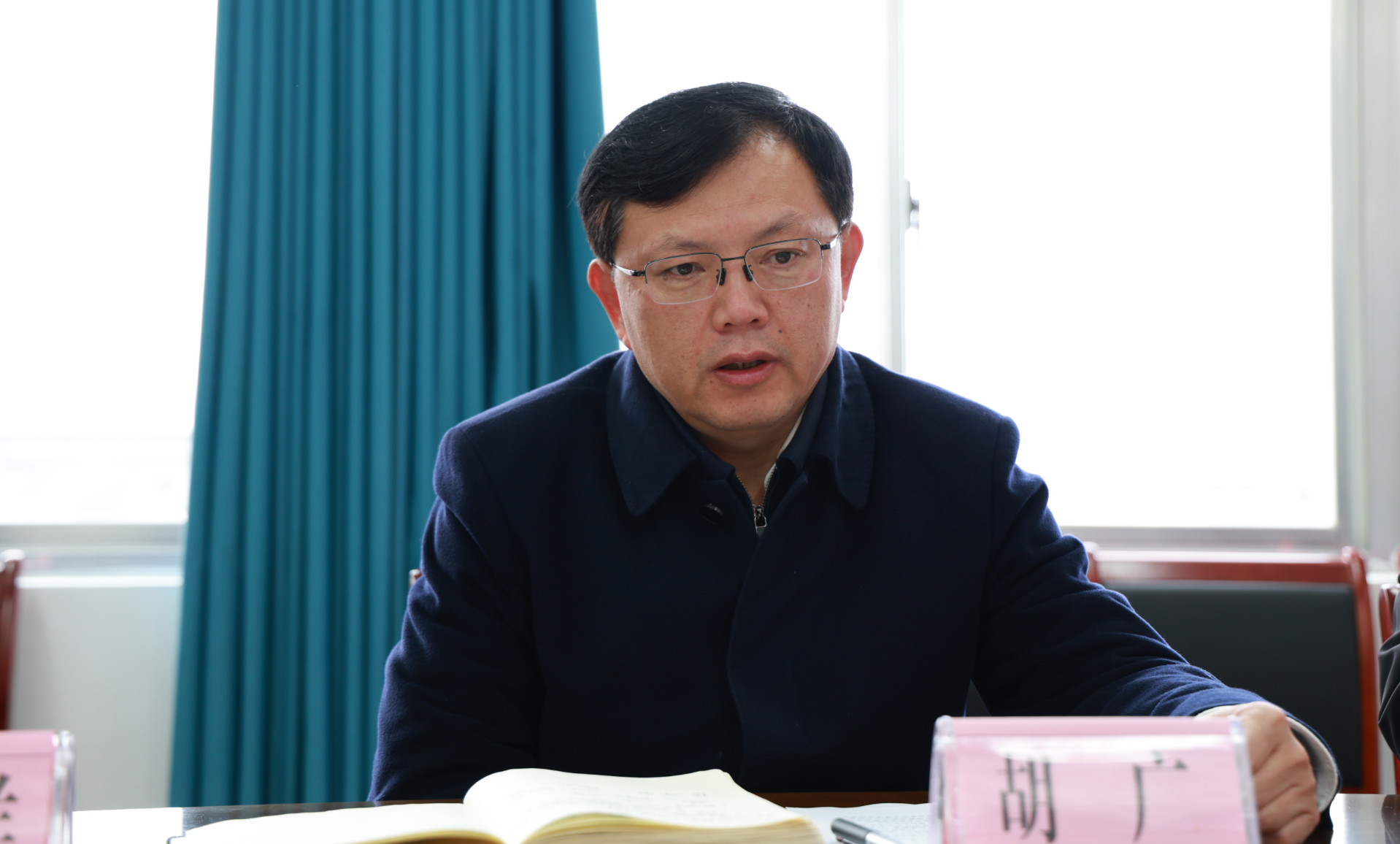 快讯：胡广主持召开驻红安全国人大代表座谈会