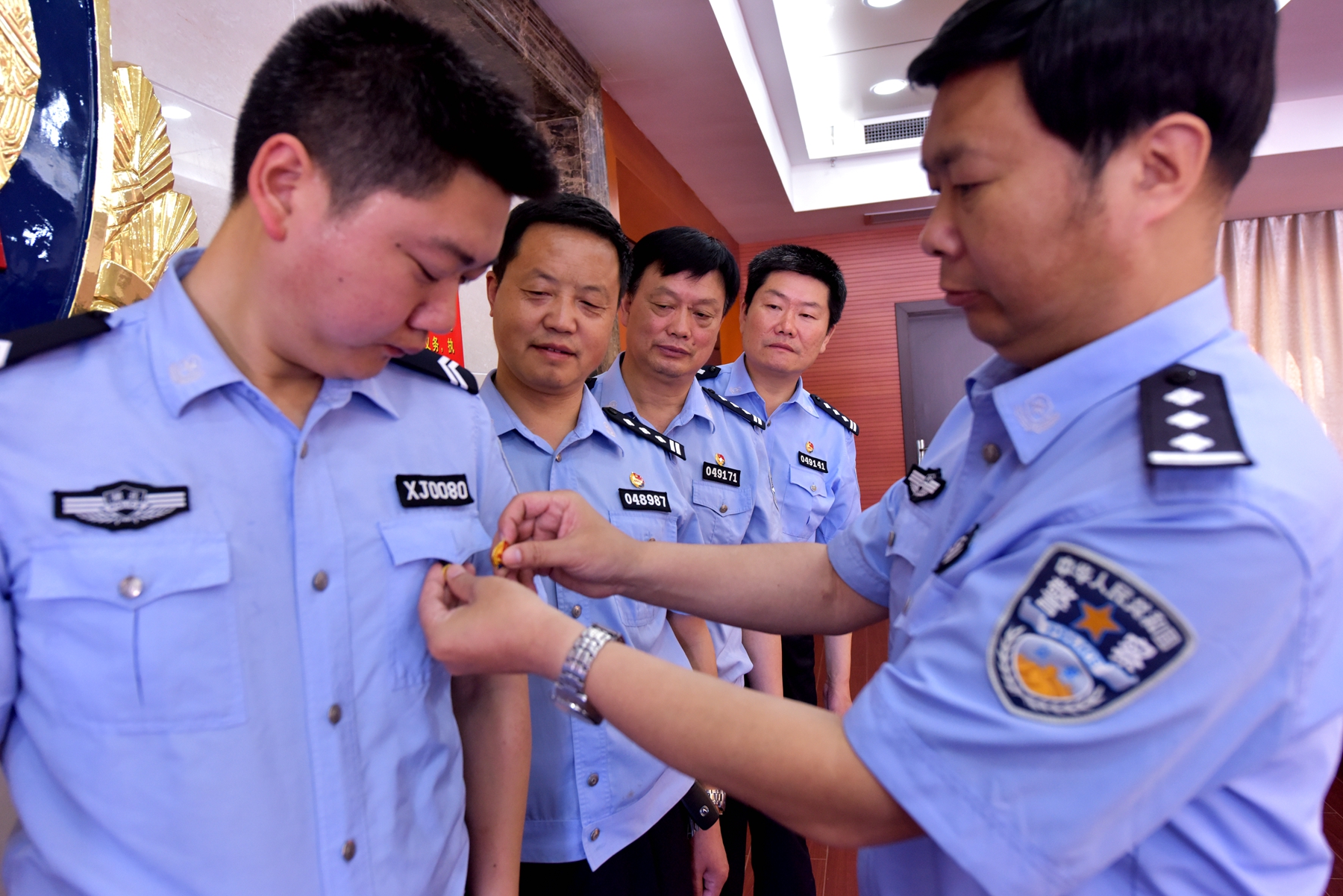 局领导为党员佩戴党员徽章服务"窗口"民警戴党徽上岗做表率