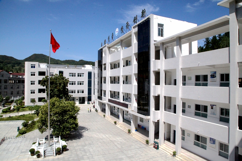 谢蹇:扎根农村 奉献青春_房县新闻网