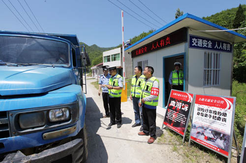 聯合執法隊伍在黃泥溝交通安全勸導站對過往車輛進行安全檢查房縣新聞