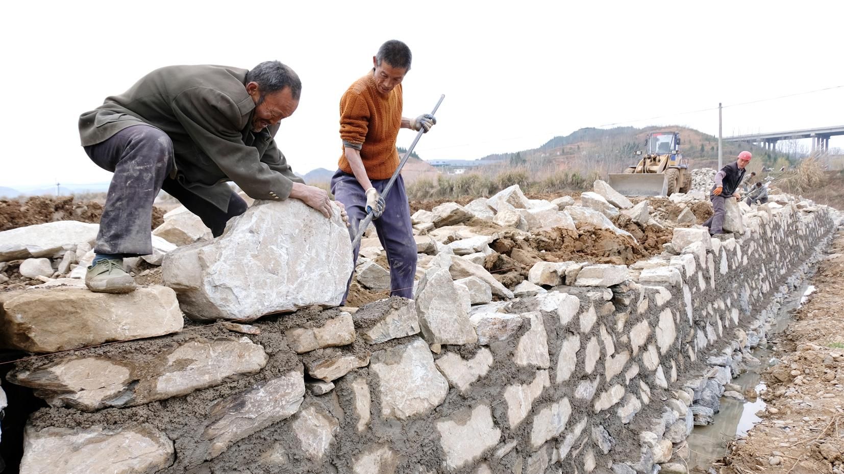 房县自筹资金建设水毁小水利工程