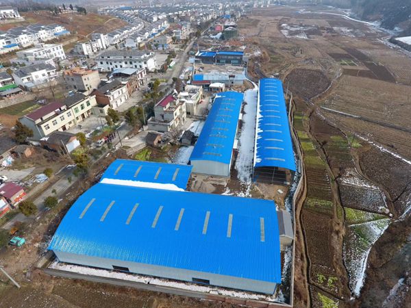 地处房县回龙乡黑獐村一组的湖北盛源家居用品有限公司厂房面积约一万