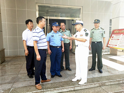 湖北省军区杨数文大校调研房县城关镇征兵工作