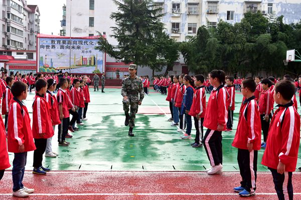 本次活动由学校德育处牵头组织,邀请到驻房61578部队的教官们给同学们