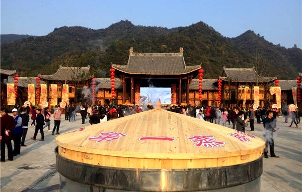 《生财有道》栏目再次将镜头对准房县黄酒,深入房县土城黄酒民俗文化