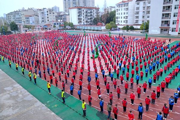 房县实验中学开展宪法在我心中系列主题教育宣传周活动