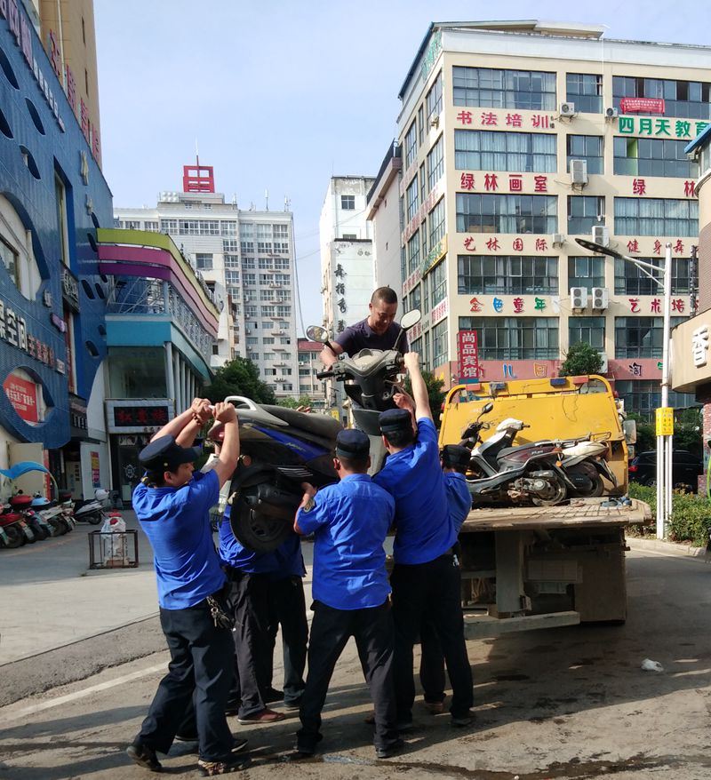 县执法局开展仁和路环境卫生秩序整治_房县新闻网