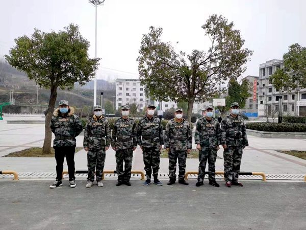 疫情一线房县民兵队伍的旗帜高高飘扬