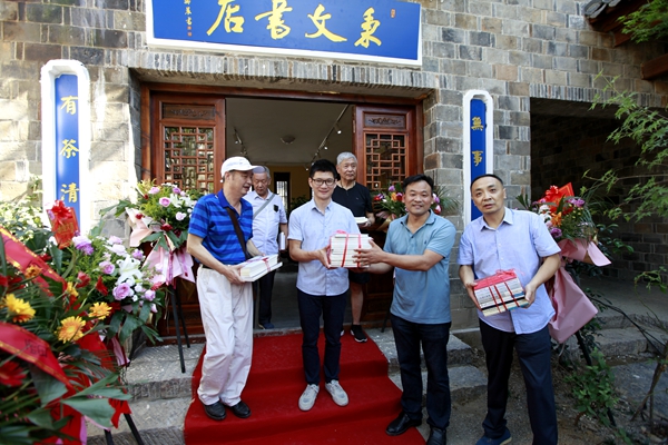 房县首家私人书店落户西关印象