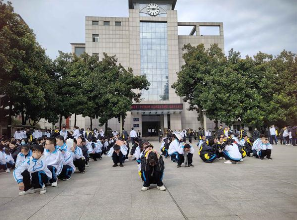 房县一中举行地震应急避险和疏散逃生演练活动
