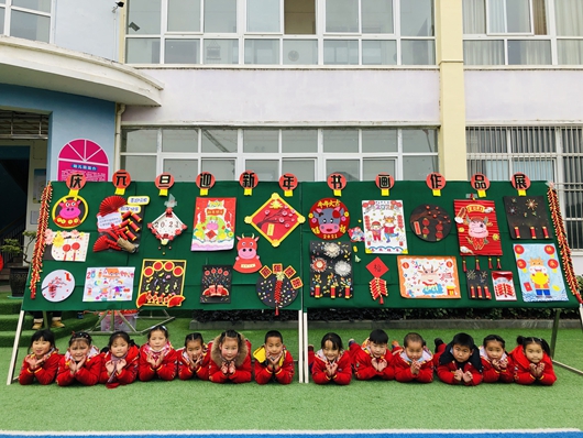 大木中心幼兒園開展慶元旦61迎新年書畫展活動