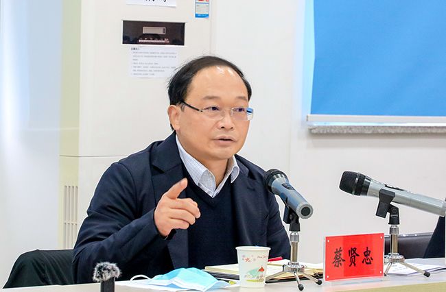 蔡贤忠参加军店中坝上龛九道人大代表团分组讨论