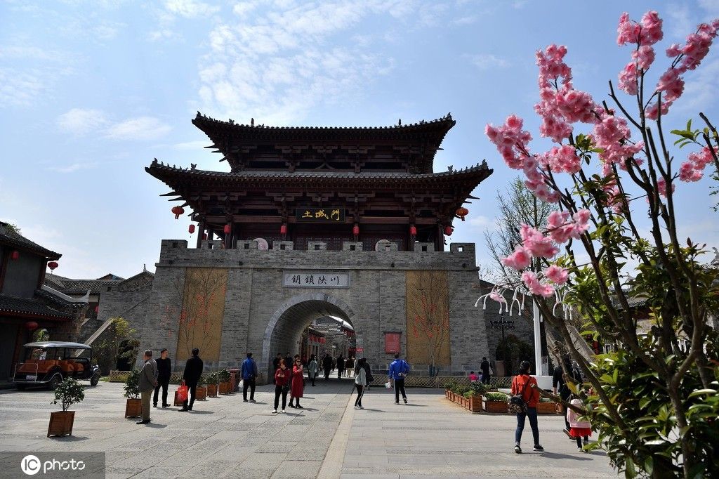 湖北省十堰市房县的西关古街拥有极其悠久的历史和文化烙印,也是荆楚