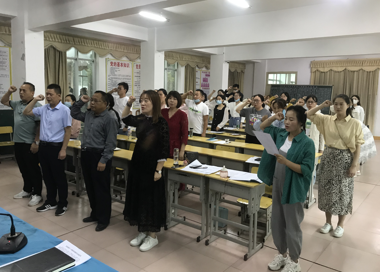 视野开阔,内外兼美的优秀教师》,深情地讲述了房县一中的百年辉煌历史