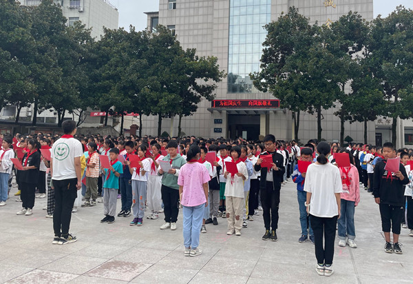 县城关一中举行烈士纪念日暨迎国庆活动