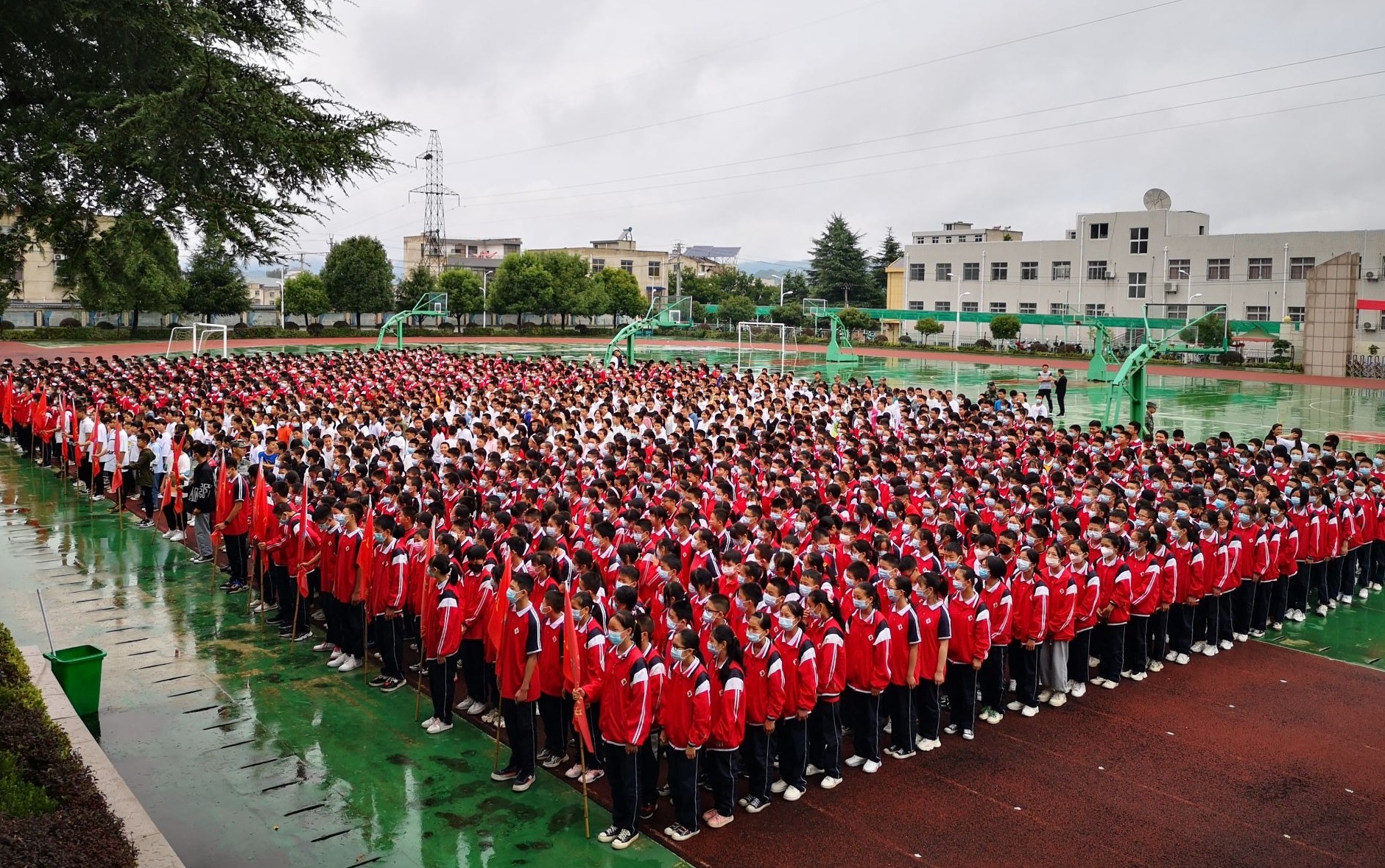 七河中学举行2021年秋开学典礼暨国防教育拓展训练新生养成教育开营