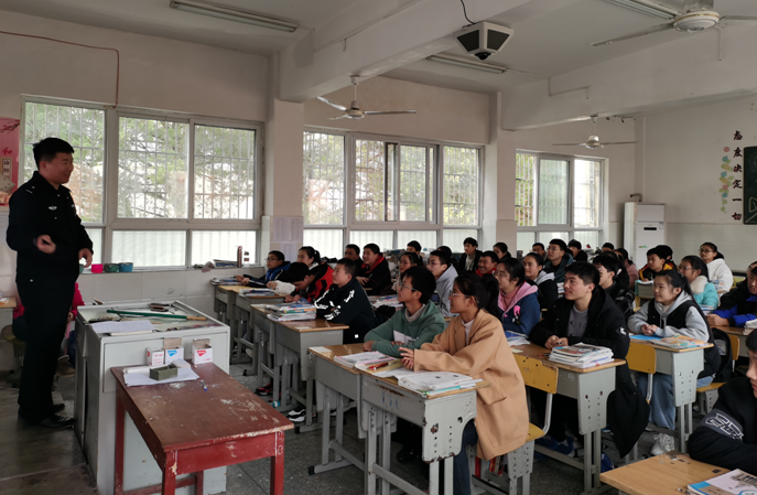 房县九道初中开展法制宣传进校园活动