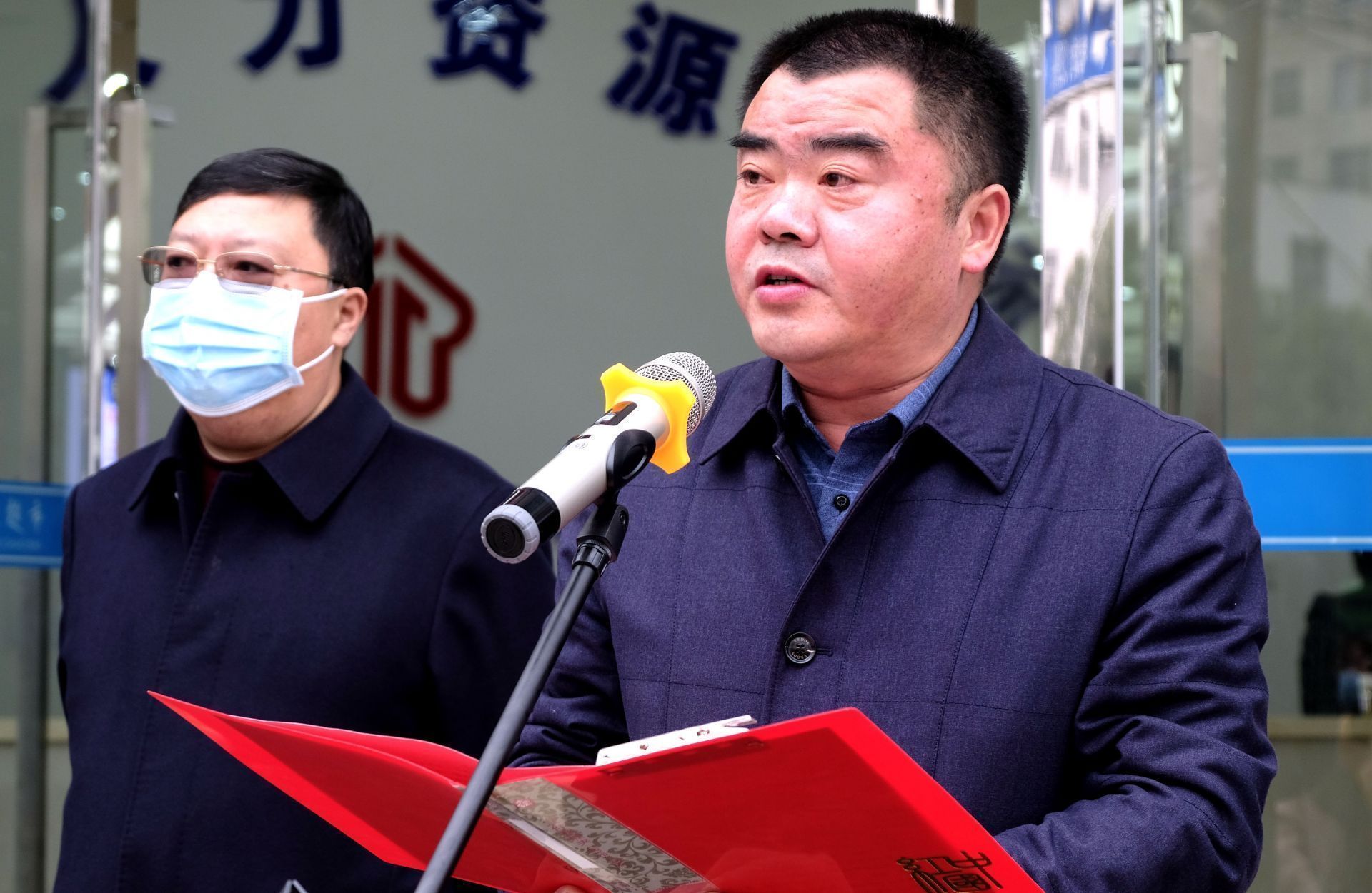 县政府办副主任刘明德主持会议.