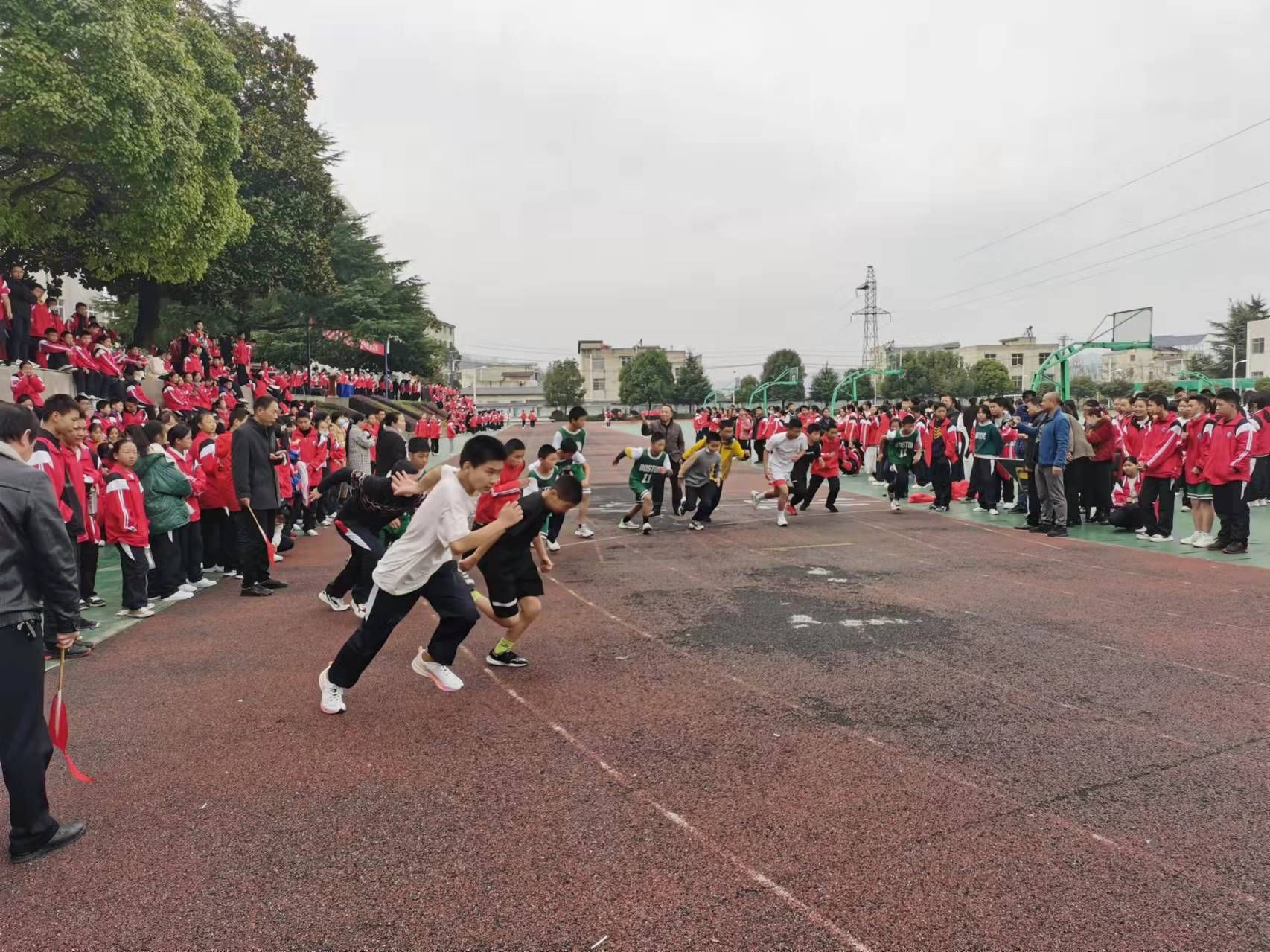 七河中学举行第十五届田径运动会