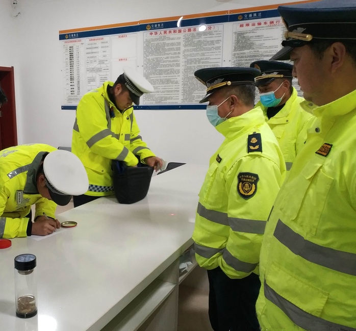 房县交通运输综合执法大队重拳出击保护路桥治理恶意超限运输