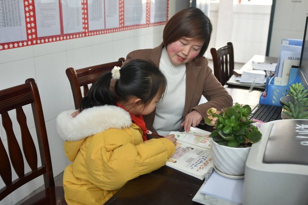 榜样的力量房县实验小学第二届四有老师事迹展播九三尺讲台守初心立德