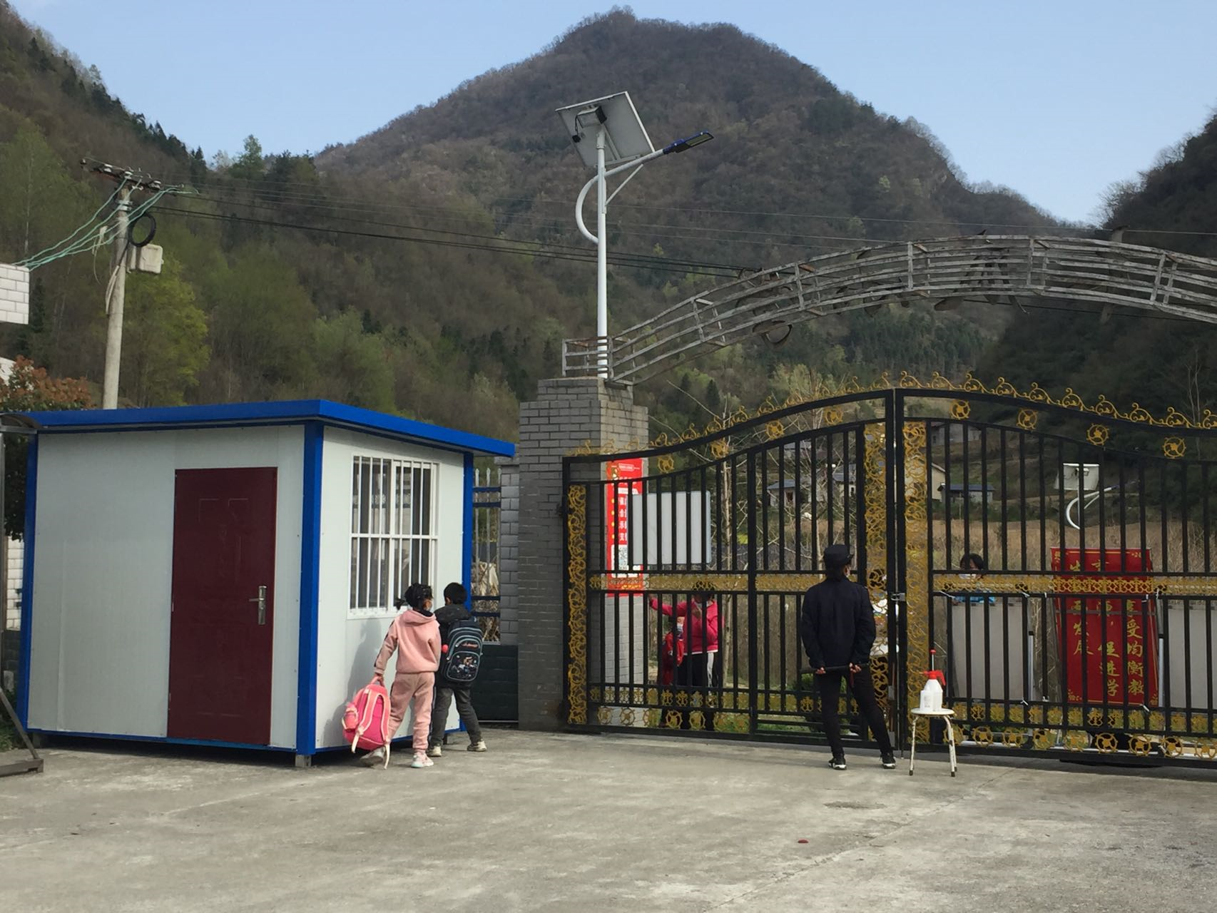 房县野人谷镇实现了校校有门卫室愿望筑牢了校园安全第一道防线