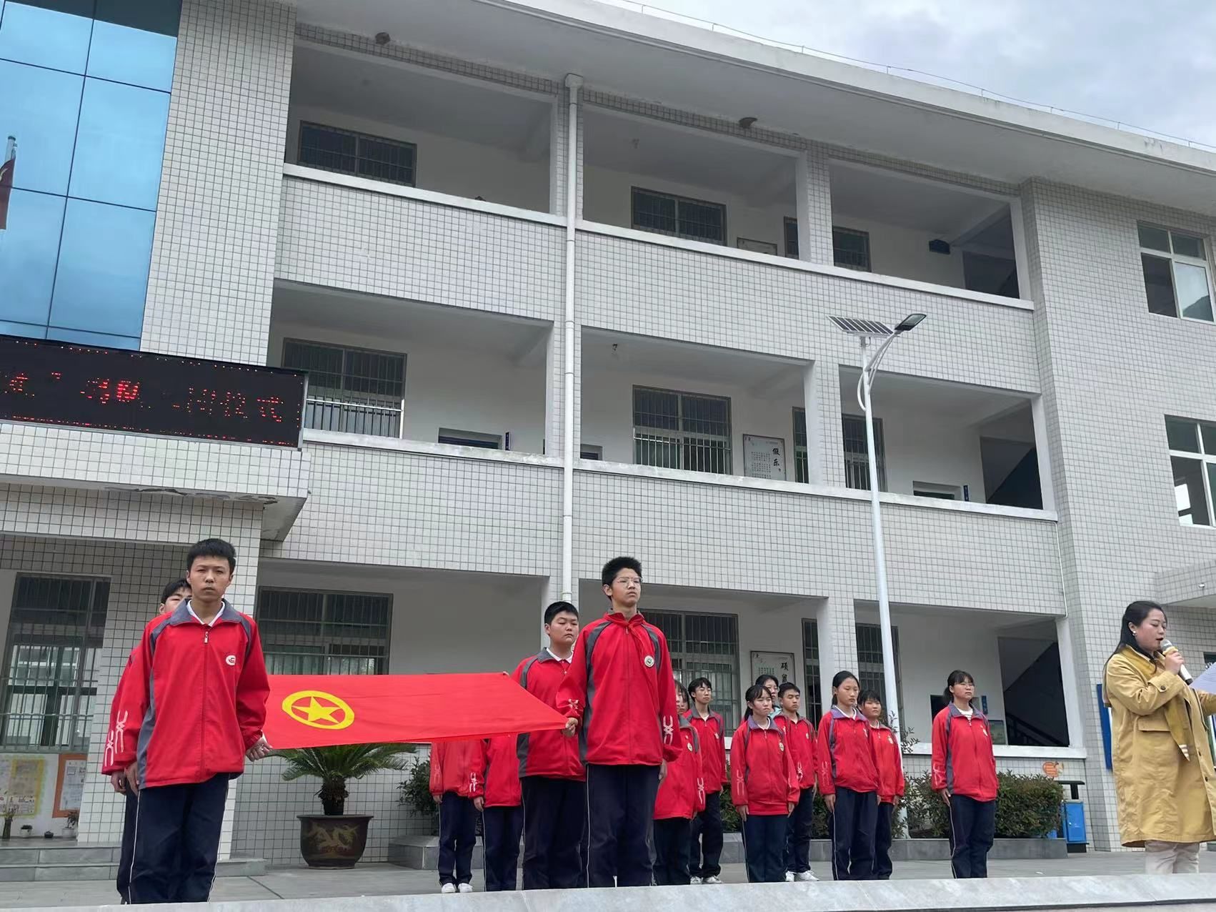 房县新闻网讯 通讯员  桂静涵  报道:挥别芳菲四月,迎来璀璨五月