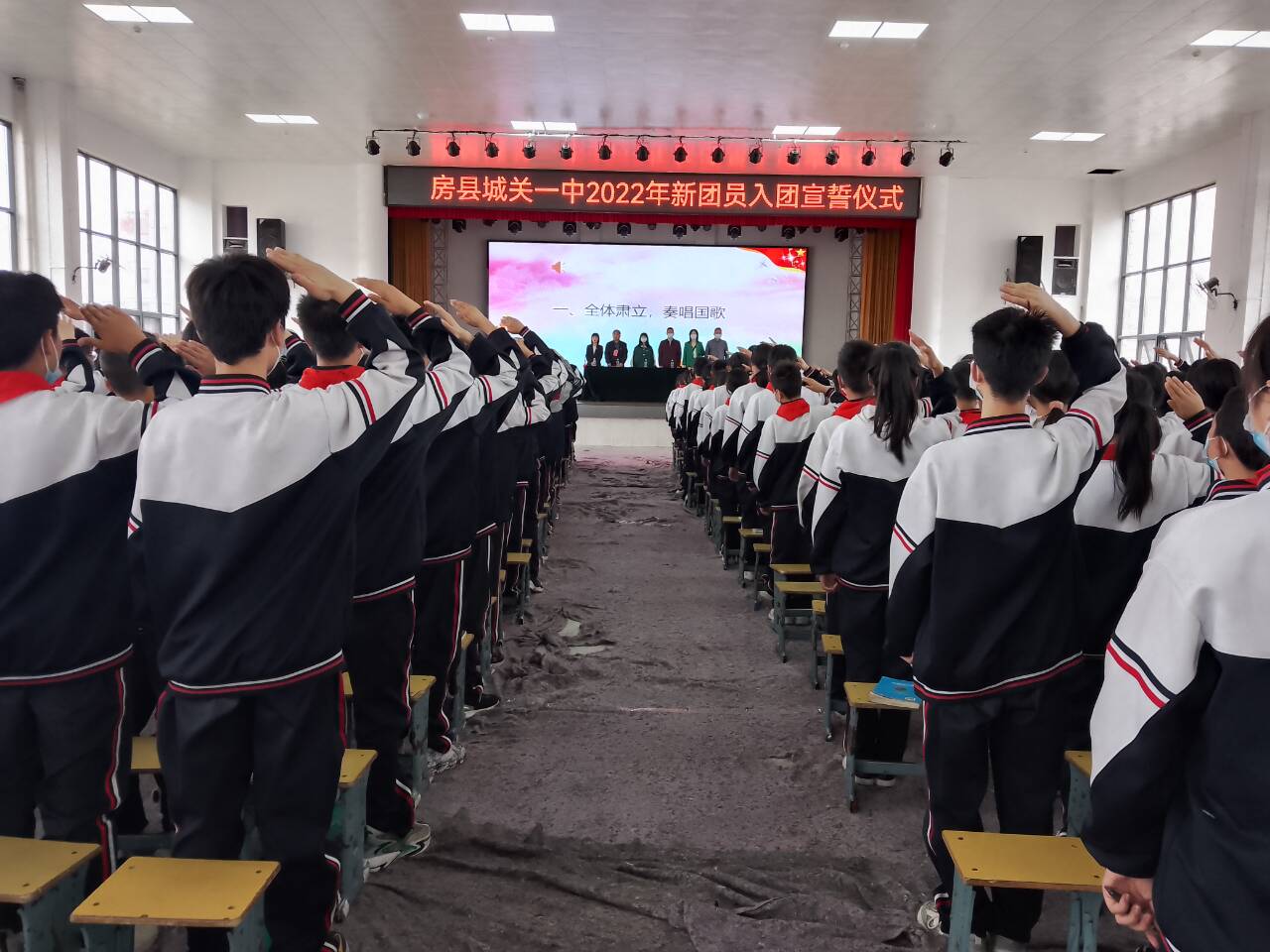 县城关一中举行新团员入团宣誓仪式