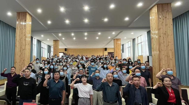 房县化龙中心学校六个一强基队伍建设