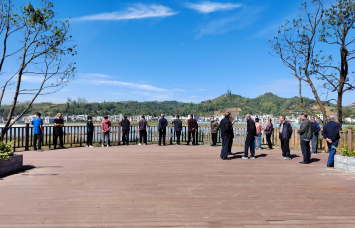 白鹤镇召开退休干部座谈会_房县新闻网