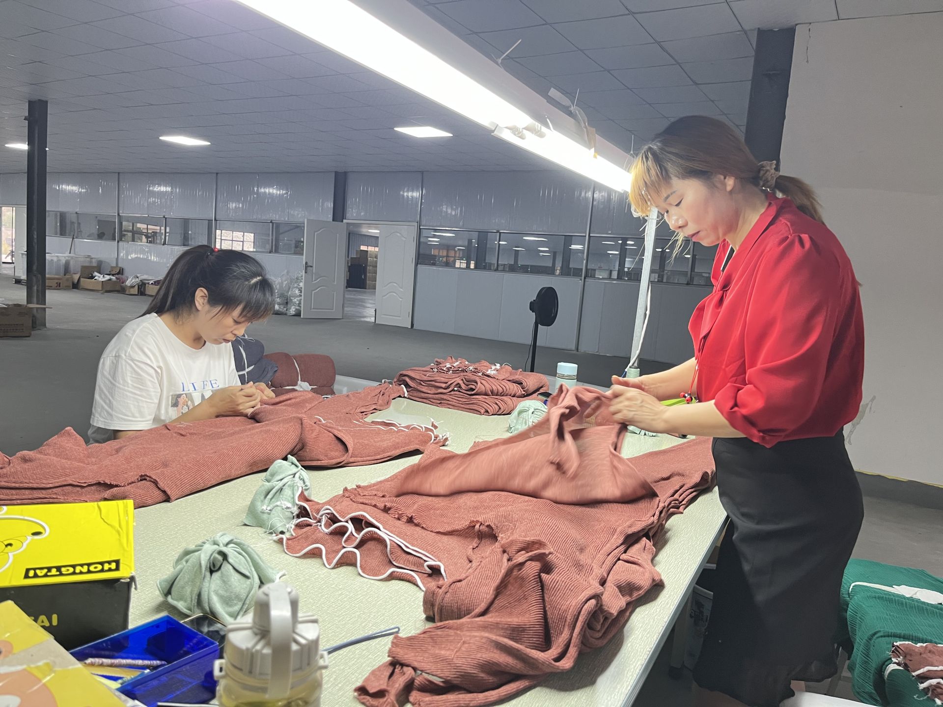 服装生产旺季企业开足马力忙生产